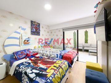 ¡Una oportunidad única para vivir en una zona exclusiva de Lima! Este moderno departamento flat está ubicado en el Piso 1 de un hermoso edificio en la