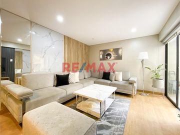 ¡Una oportunidad única para vivir en una zona exclusiva de Lima! Este moderno departamento flat está ubicado en el Piso 1 de un hermoso edificio en la