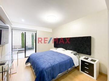 ¡Una oportunidad única para vivir en una zona exclusiva de Lima! Este moderno departamento flat está ubicado en el Piso 1 de un hermoso edificio en la