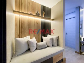 ¡Una oportunidad única para vivir en una zona exclusiva de Lima! Este moderno departamento flat está ubicado en el Piso 1 de un hermoso edificio en la