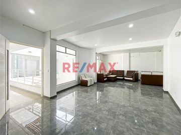 OPORTUNIDAD DE NEGOCIO O VIVIENDA!!!

SE VENDE CASA DE 3 PISOS!!! EN ESQUINA !!! RODEADO DE VIVIENDAS , TIENDAS , A 4 CUADRAS DE LA AV TUPAC AMARU C