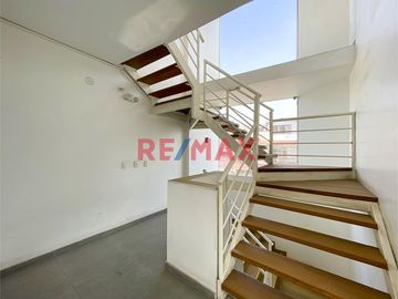 OPORTUNIDAD DE NEGOCIO O VIVIENDA!!!

SE VENDE CASA DE 3 PISOS!!! EN ESQUINA !!! RODEADO DE VIVIENDAS , TIENDAS , A 4 CUADRAS DE LA AV TUPAC AMARU C