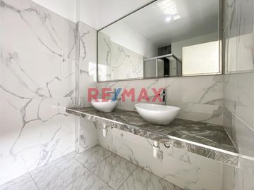 OPORTUNIDAD DE NEGOCIO O VIVIENDA!!!

SE VENDE CASA DE 3 PISOS!!! EN ESQUINA !!! RODEADO DE VIVIENDAS , TIENDAS , A 4 CUADRAS DE LA AV TUPAC AMARU C