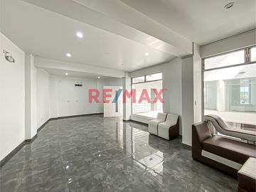 OPORTUNIDAD DE NEGOCIO O VIVIENDA!!!

SE VENDE CASA DE 3 PISOS!!! EN ESQUINA !!! RODEADO DE VIVIENDAS , TIENDAS , A 4 CUADRAS DE LA AV TUPAC AMARU C
