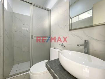 OPORTUNIDAD DE NEGOCIO O VIVIENDA!!!

SE VENDE CASA DE 3 PISOS!!! EN ESQUINA !!! RODEADO DE VIVIENDAS , TIENDAS , A 4 CUADRAS DE LA AV TUPAC AMARU C