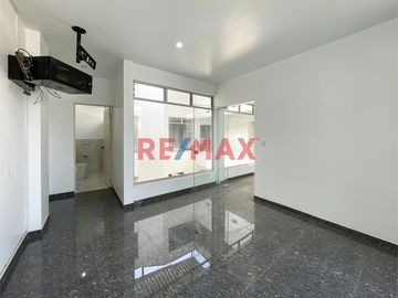 OPORTUNIDAD DE NEGOCIO O VIVIENDA!!!

SE VENDE CASA DE 3 PISOS!!! EN ESQUINA !!! RODEADO DE VIVIENDAS , TIENDAS , A 4 CUADRAS DE LA AV TUPAC AMARU C