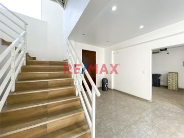 OPORTUNIDAD DE NEGOCIO O VIVIENDA!!!

SE VENDE CASA DE 3 PISOS!!! EN ESQUINA !!! RODEADO DE VIVIENDAS , TIENDAS , A 4 CUADRAS DE LA AV TUPAC AMARU C
