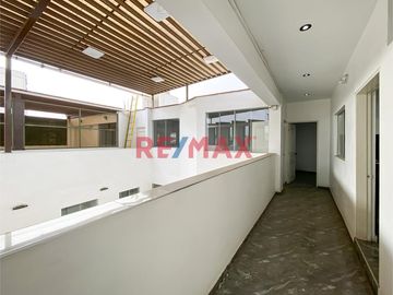 OPORTUNIDAD DE NEGOCIO O VIVIENDA!!!

SE VENDE CASA DE 3 PISOS!!! EN ESQUINA !!! RODEADO DE VIVIENDAS , TIENDAS , A 4 CUADRAS DE LA AV TUPAC AMARU C