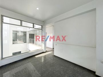 OPORTUNIDAD DE NEGOCIO O VIVIENDA!!!

SE VENDE CASA DE 3 PISOS!!! EN ESQUINA !!! RODEADO DE VIVIENDAS , TIENDAS , A 4 CUADRAS DE LA AV TUPAC AMARU C