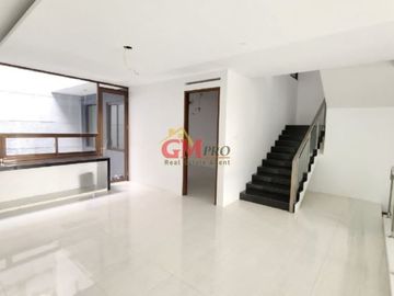 Dijual Ru7mah Baru 2 Lantai di Setrasari bandung - Utara