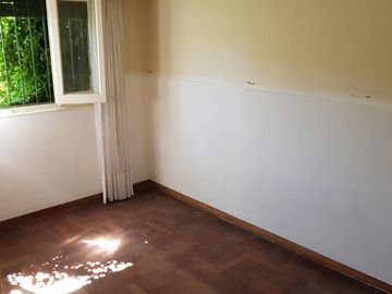 SE VENDE CASA con PARQUE en BARRIO RESIDENCIAL