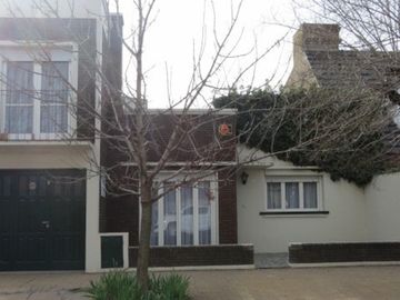 SE VENDE CASA con PARQUE en BARRIO RESIDENCIAL