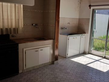 SE VENDE CASA con PARQUE en BARRIO RESIDENCIAL