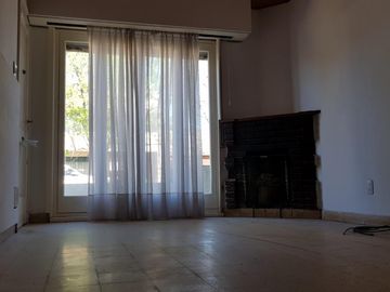 SE VENDE CASA con PARQUE en BARRIO RESIDENCIAL
