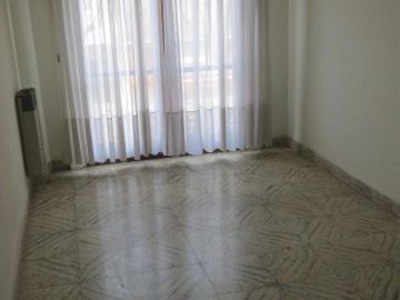 SE VENDE CASA con PARQUE en BARRIO RESIDENCIAL