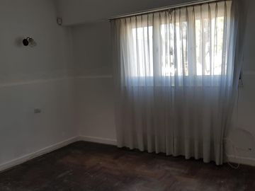 SE VENDE CASA con PARQUE en BARRIO RESIDENCIAL