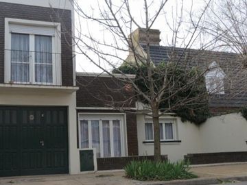SE VENDE CASA con PARQUE en BARRIO RESIDENCIAL