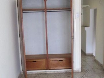 SE VENDE CASA con PARQUE en BARRIO RESIDENCIAL