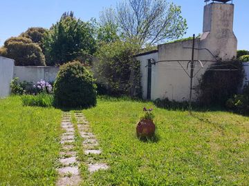 SE VENDE CASA con PARQUE en BARRIO RESIDENCIAL