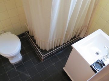 SE VENDE CASA con PARQUE en BARRIO RESIDENCIAL