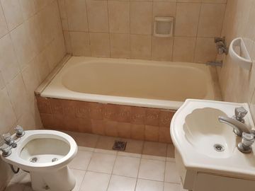 SE VENDE CASA con PARQUE en BARRIO RESIDENCIAL