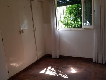 SE VENDE CASA con PARQUE en BARRIO RESIDENCIAL