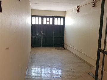SE VENDE CASA con PARQUE en BARRIO RESIDENCIAL