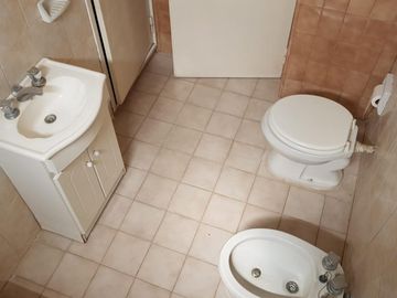SE VENDE CASA con PARQUE en BARRIO RESIDENCIAL