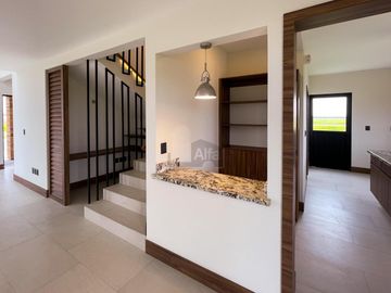 Residencia moderna de estilo californiano con vista al Lago en Metepec