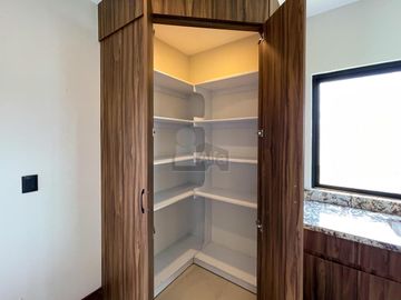 Residencia moderna de estilo californiano con vista al Lago en Metepec