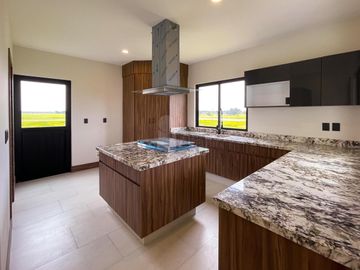 Residencia moderna de estilo californiano con vista al Lago en Metepec