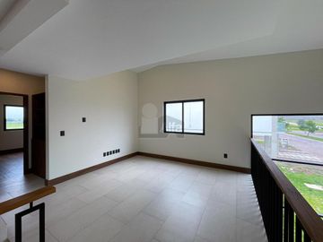 Residencia moderna de estilo californiano con vista al Lago en Metepec