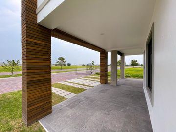 Residencia moderna de estilo californiano con vista al Lago en Metepec