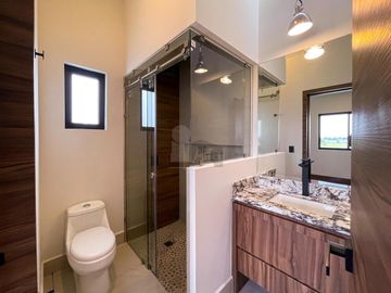 Residencia moderna de estilo californiano con vista al Lago en Metepec
