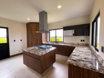 Residencia moderna de estilo californiano con vista al Lago en Metepec