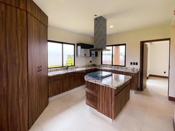 Residencia moderna de estilo californiano con vista al Lago en Metepec