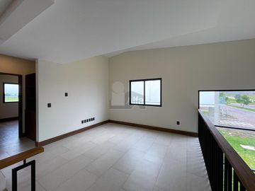 Residencia moderna de estilo californiano con vista al Lago en Metepec