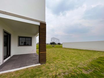 Residencia moderna de estilo californiano con vista al Lago en Metepec