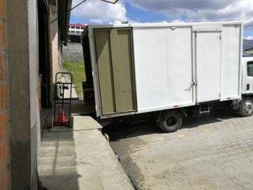 ARRIENDO BODEGA NORTE DE QUITO, SECTOR, CON MUELLES DE CARGA