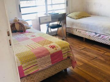 ¡GRAN OPORTUNIDAD… - INTERESANTE CASA DE DOS PLANTAS EN VILLA LUZURIAGA
