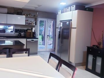 ¡GRAN OPORTUNIDAD… - INTERESANTE CASA DE DOS PLANTAS EN VILLA LUZURIAGA