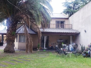¡GRAN OPORTUNIDAD… - INTERESANTE CASA DE DOS PLANTAS EN VILLA LUZURIAGA
