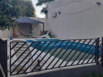 ¡GRAN OPORTUNIDAD… - INTERESANTE CASA DE DOS PLANTAS EN VILLA LUZURIAGA