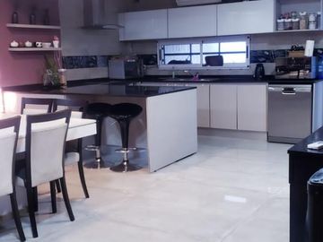 ¡GRAN OPORTUNIDAD… - INTERESANTE CASA DE DOS PLANTAS EN VILLA LUZURIAGA