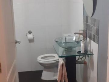 ¡GRAN OPORTUNIDAD… - INTERESANTE CASA DE DOS PLANTAS EN VILLA LUZURIAGA