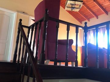 ¡GRAN OPORTUNIDAD… - INTERESANTE CASA DE DOS PLANTAS EN VILLA LUZURIAGA
