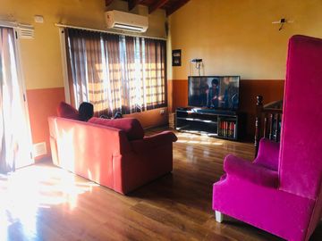 ¡GRAN OPORTUNIDAD… - INTERESANTE CASA DE DOS PLANTAS EN VILLA LUZURIAGA