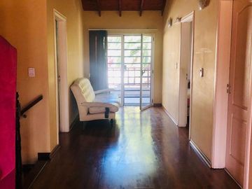 ¡GRAN OPORTUNIDAD… - INTERESANTE CASA DE DOS PLANTAS EN VILLA LUZURIAGA
