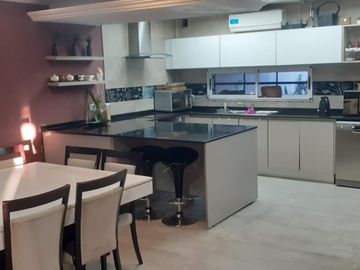 ¡GRAN OPORTUNIDAD… - INTERESANTE CASA DE DOS PLANTAS EN VILLA LUZURIAGA