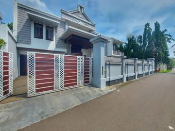 Dijual Rumah Mewah Ada Kolam Renang di Komplek Kesehatan Pesanggrahan Jakarta Selatan